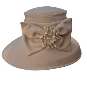 NWT Carissimo gold asymmetrical‎ cloch with bow